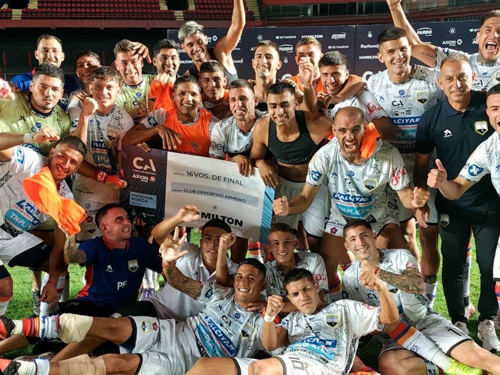 Herrera hizo tres goles en cinco minutos y por penales eliminó a Talleres de Córdoba