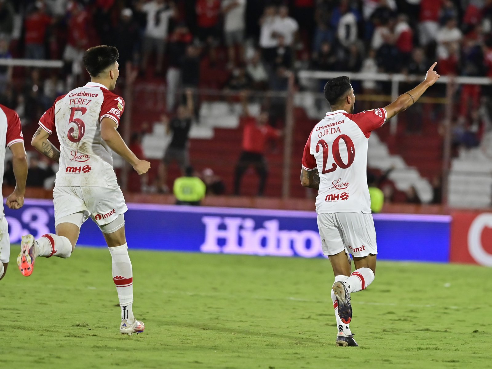 Huracán le ganó a Independiente Rivadavia con goles que llegaron desde el banco y se sumó al primer puesto en la Zona A