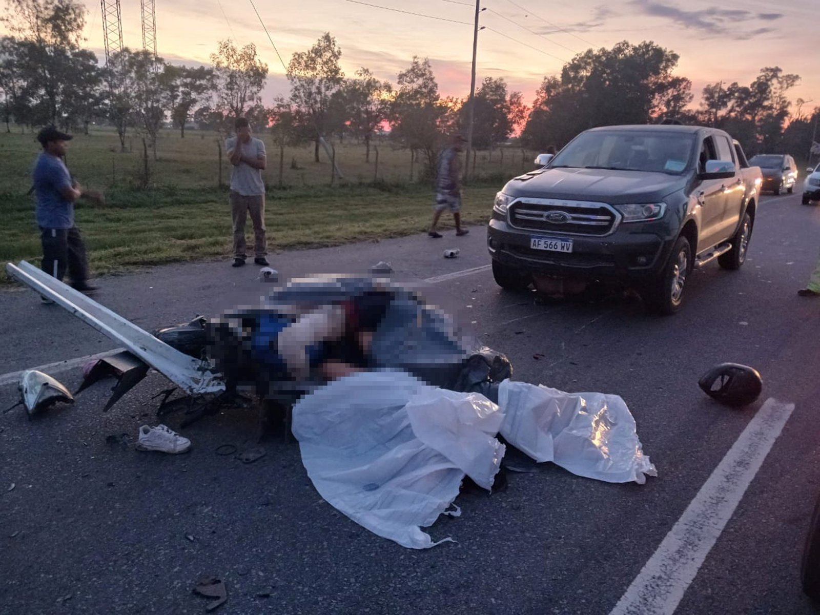 Iban en una moto robada, chocaron un camión y los atropelló una camioneta que venía detrás