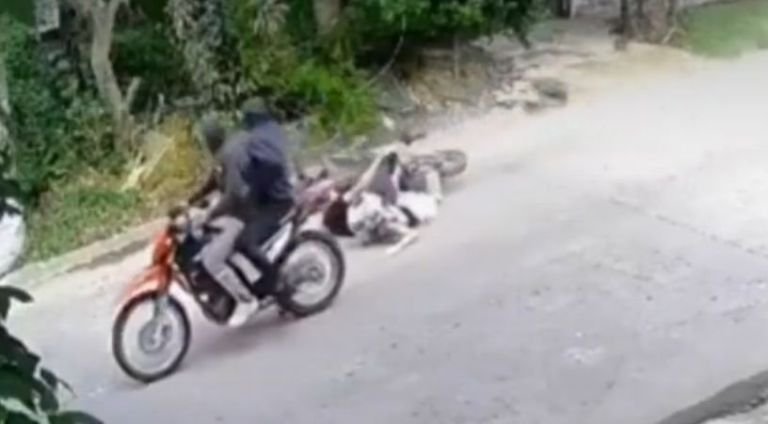 Impactante robo en Ituzaingó: delincuentes arrojan a pareja al asfalto para robarles la moto