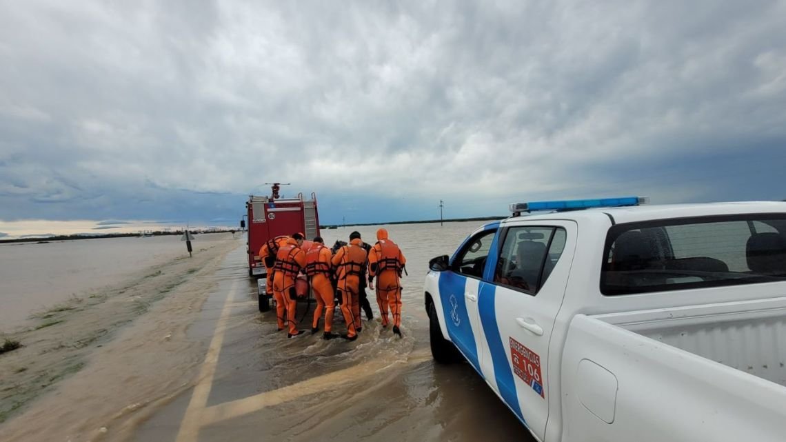 Inundaciones devastadoras en Bahía Blanca: el día después siguen las evacuaciones