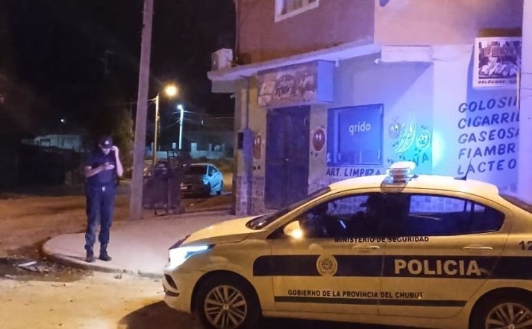 Investigan causas por las que un comerciante terminó con dos heridas de arma blanca