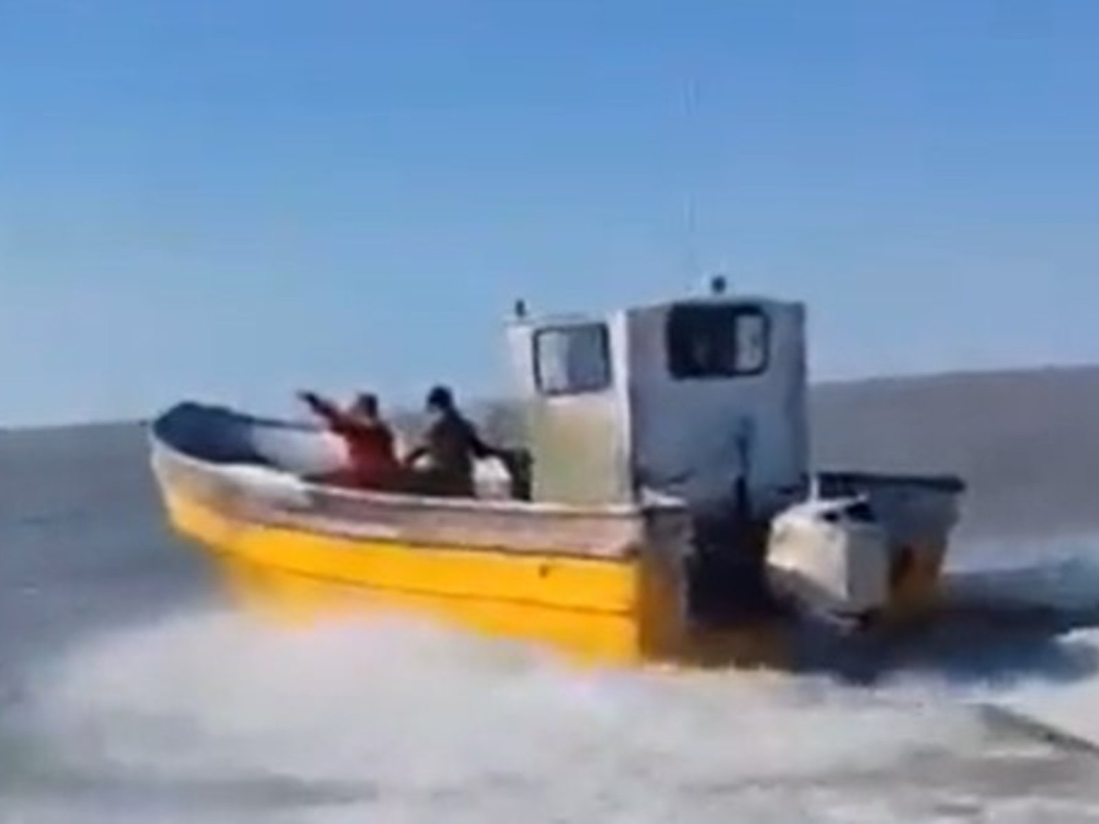 La Armada uruguaya persiguió a más de diez barcos que arrojaban bultos al Río de la Plata: escaparon hacia aguas argentinas