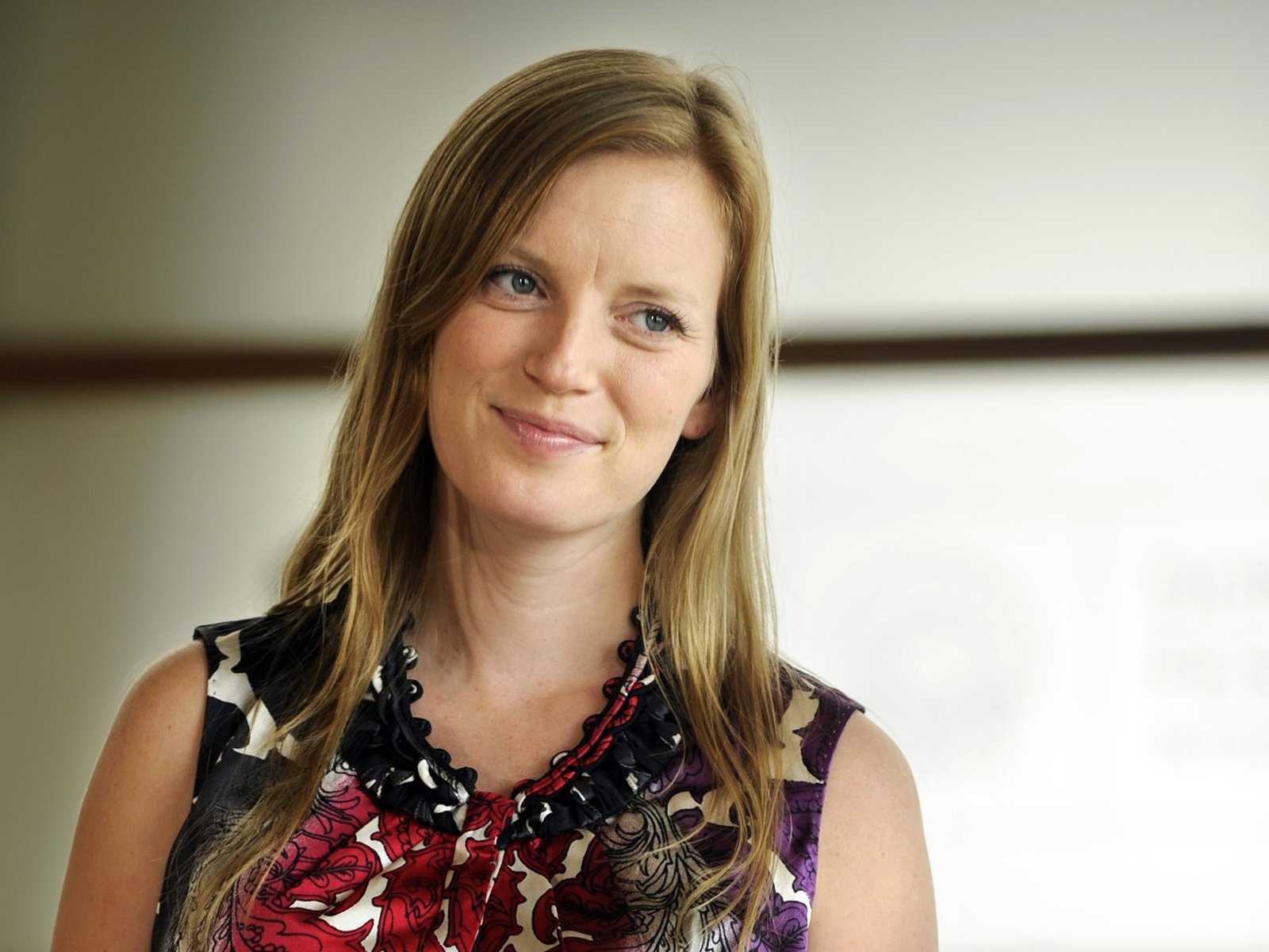 La cineasta Sarah Polley y su libro más personal en el que enfrenta sus recuerdos y el trauma