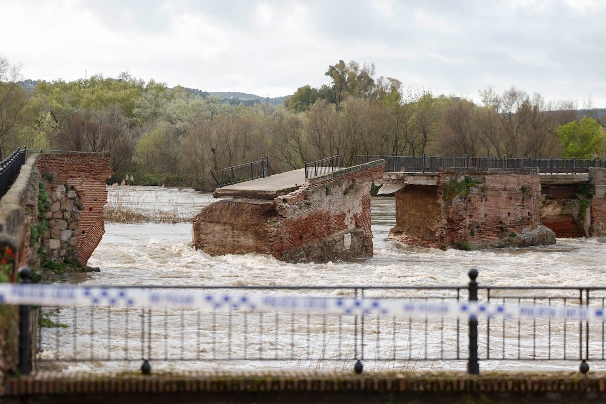 La crecida del Tajo derrumba parte del puente viejo de Talavera de la Reina: “Es un mazazo al corazón de la ciudad” | España