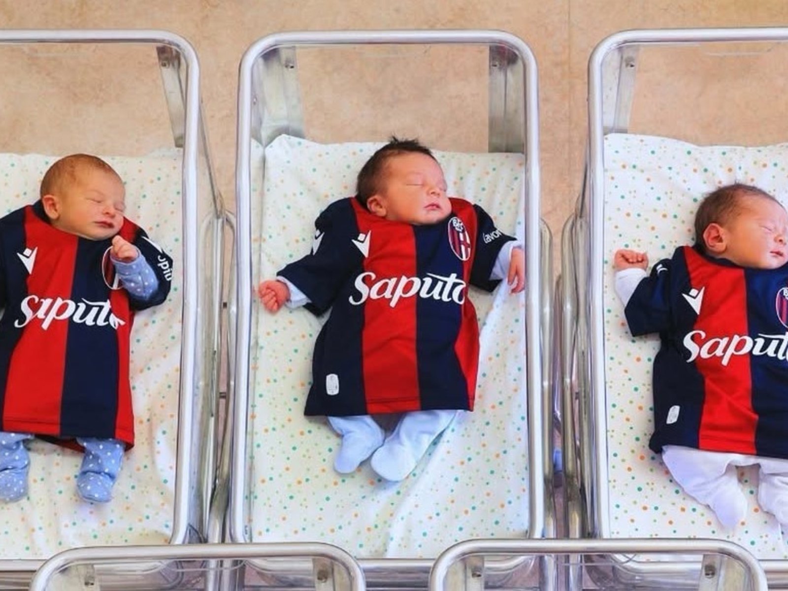 La genial idea del Bologna, el club de Italia que les regala camisetas a los recién nacidos de la ciudad para que se hagan hinchas desde la cuna