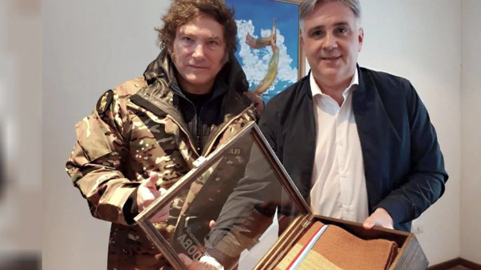 La imagen de Milei se desploma en Córdoba y arrastra para abajo a la de Llaryora | Malos números en las encuestas