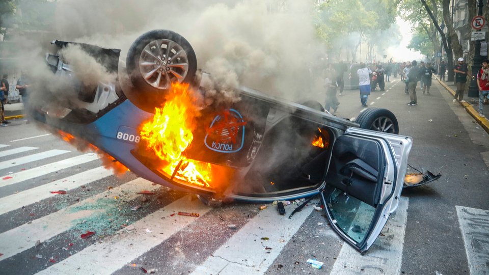 La jueza ordenó dos detenciones por el incendio del insólito patrullero abandonado | La justicia rechaza por ahora la idea del “Golpe de Estado”