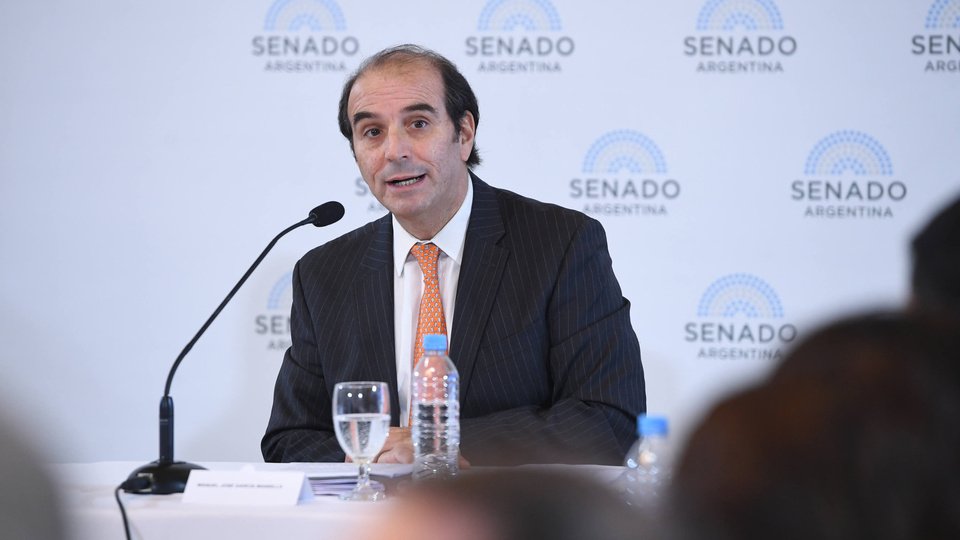 La oposición presentó dos dictámenes contra la designación de García Mansilla | Suman en total ocho firmas, con una más podrían tratar el pliego de rechazo