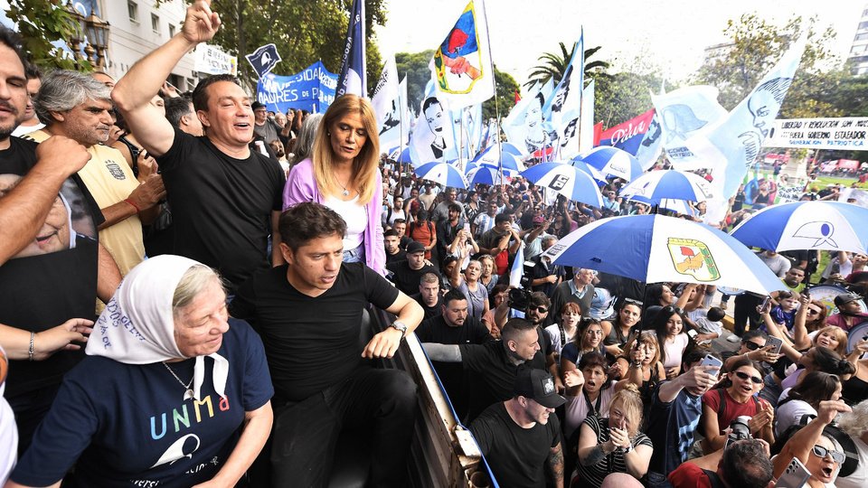 “Las Madres hoy están bajo ataque” | La marcha desde la Asociación Madres de Plaza de Mayo junto a Axel Kicillof