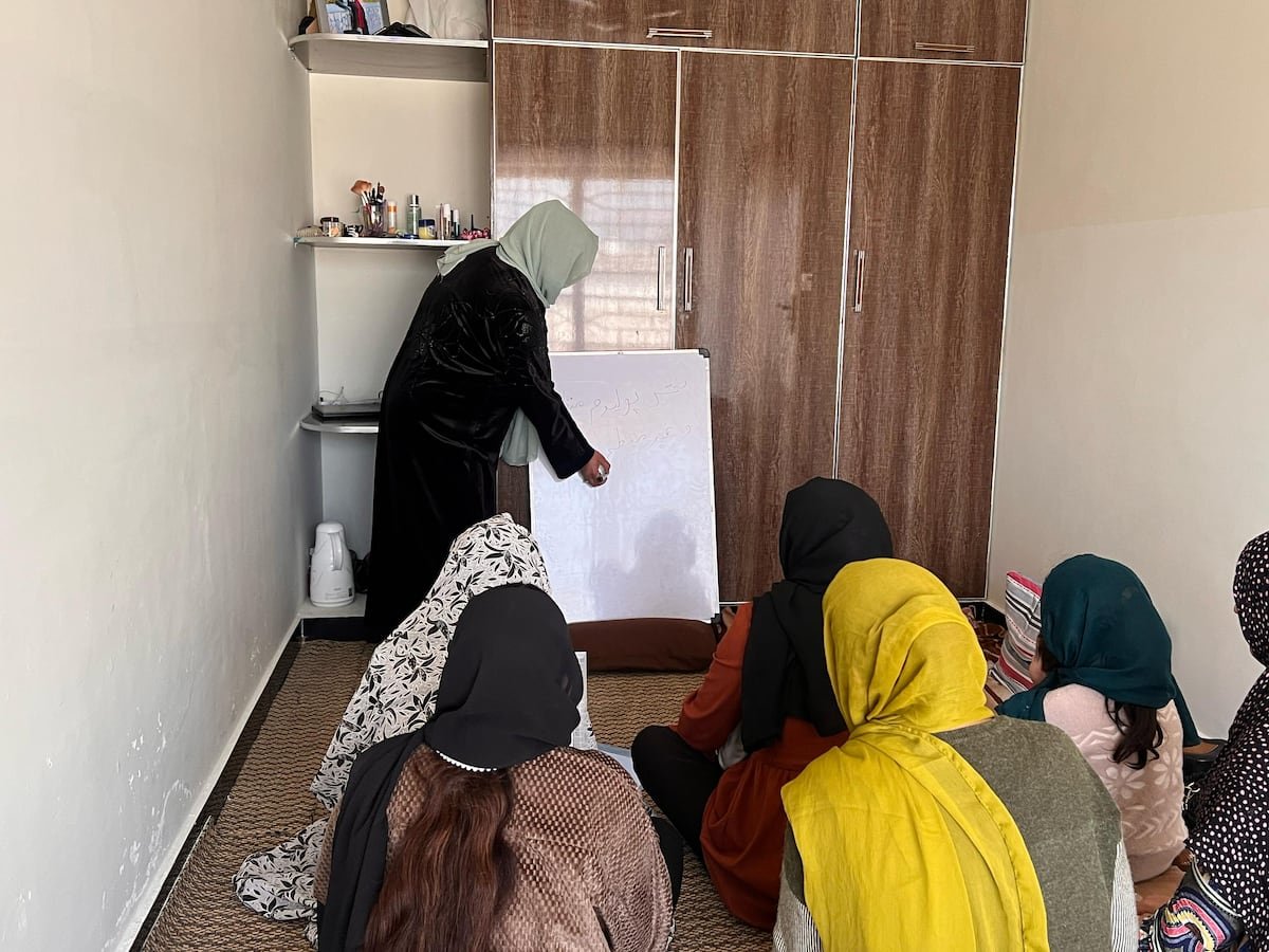 Las escuelas clandestinas para niñas en Afganistán: “Es el único sitio donde vemos un futuro” | Internacional