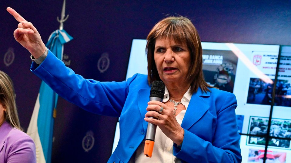 Las fábulas de Patricia Bullrich para justificar su manual represivo | Los “barrabravas” en la marcha de los jubilados, el nuevo montaje de la ministra