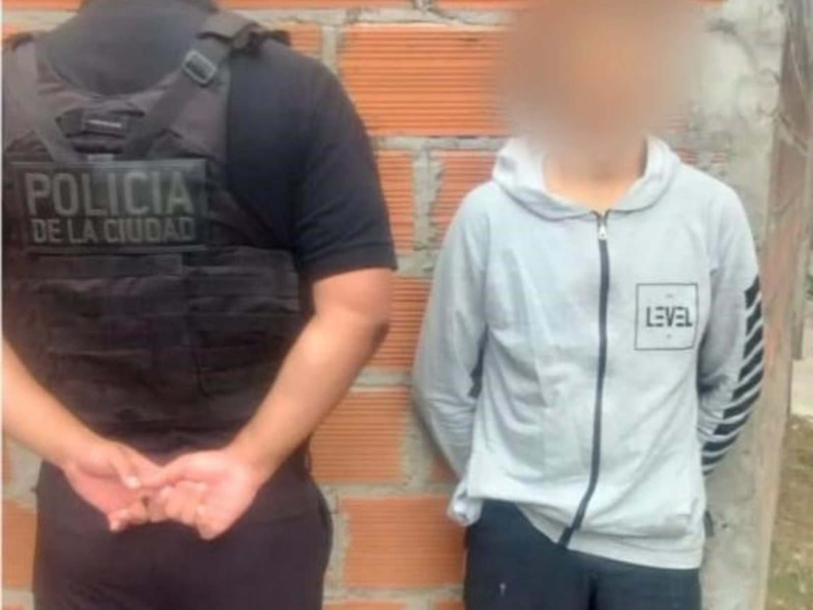 Le abrieron la mochila y tenía 1.300 dosis de pasta base escondidas entre los útiles escolares