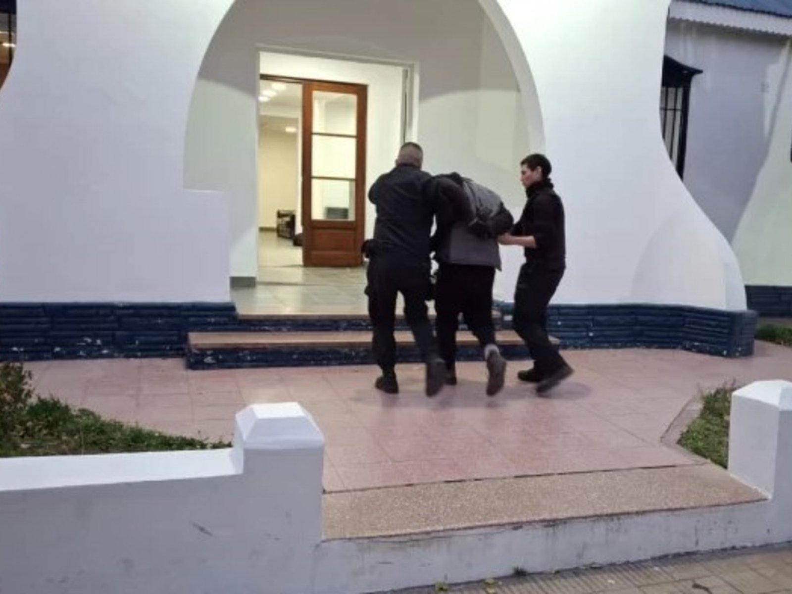 Le prendió fuego el auto a un juez de Río Gallegos porque falló en su contra