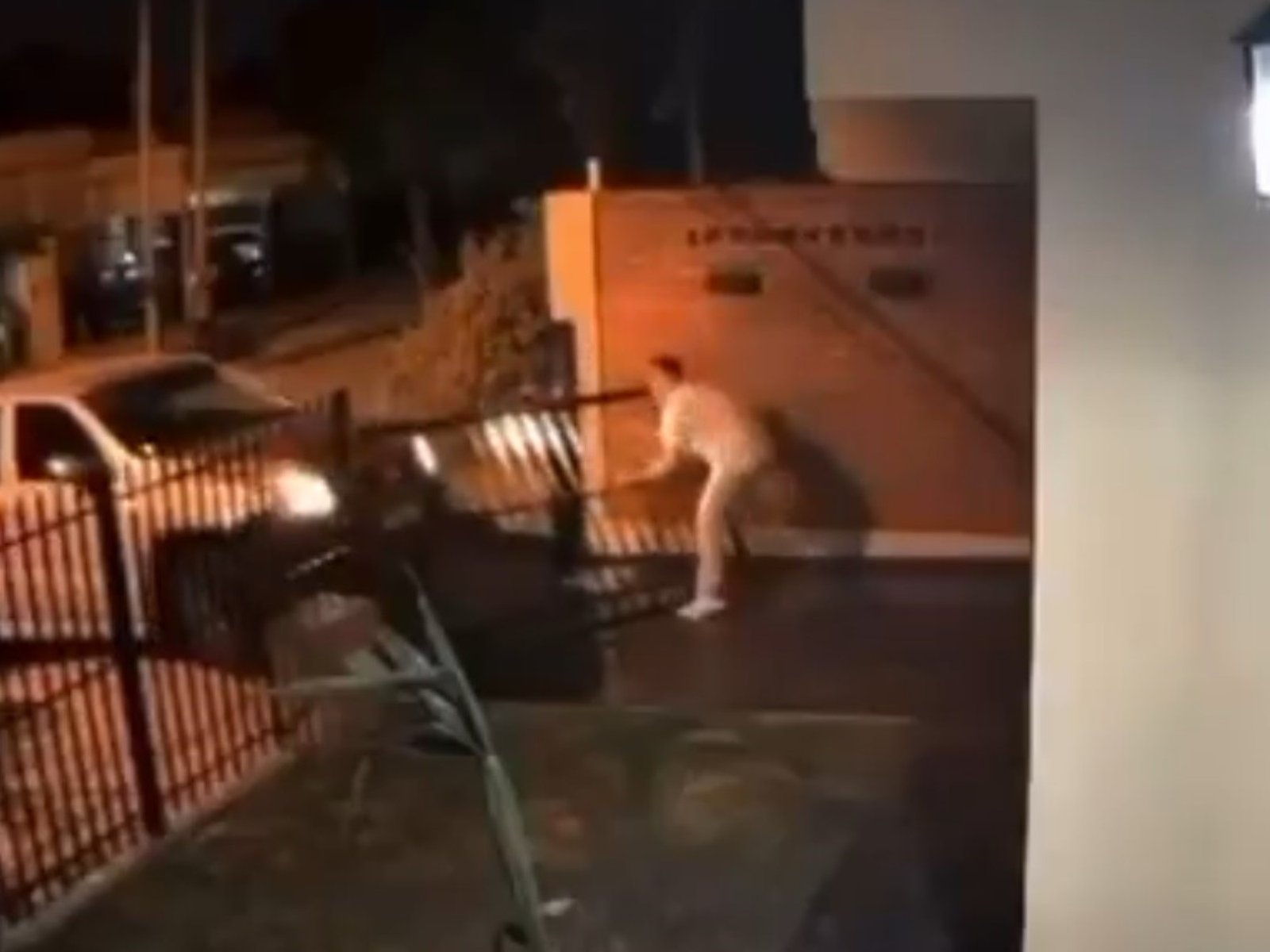 Le robaron la camioneta en la puerta de su casa, le chocaron el portón y su hijo pensó que lo habían secuestrado