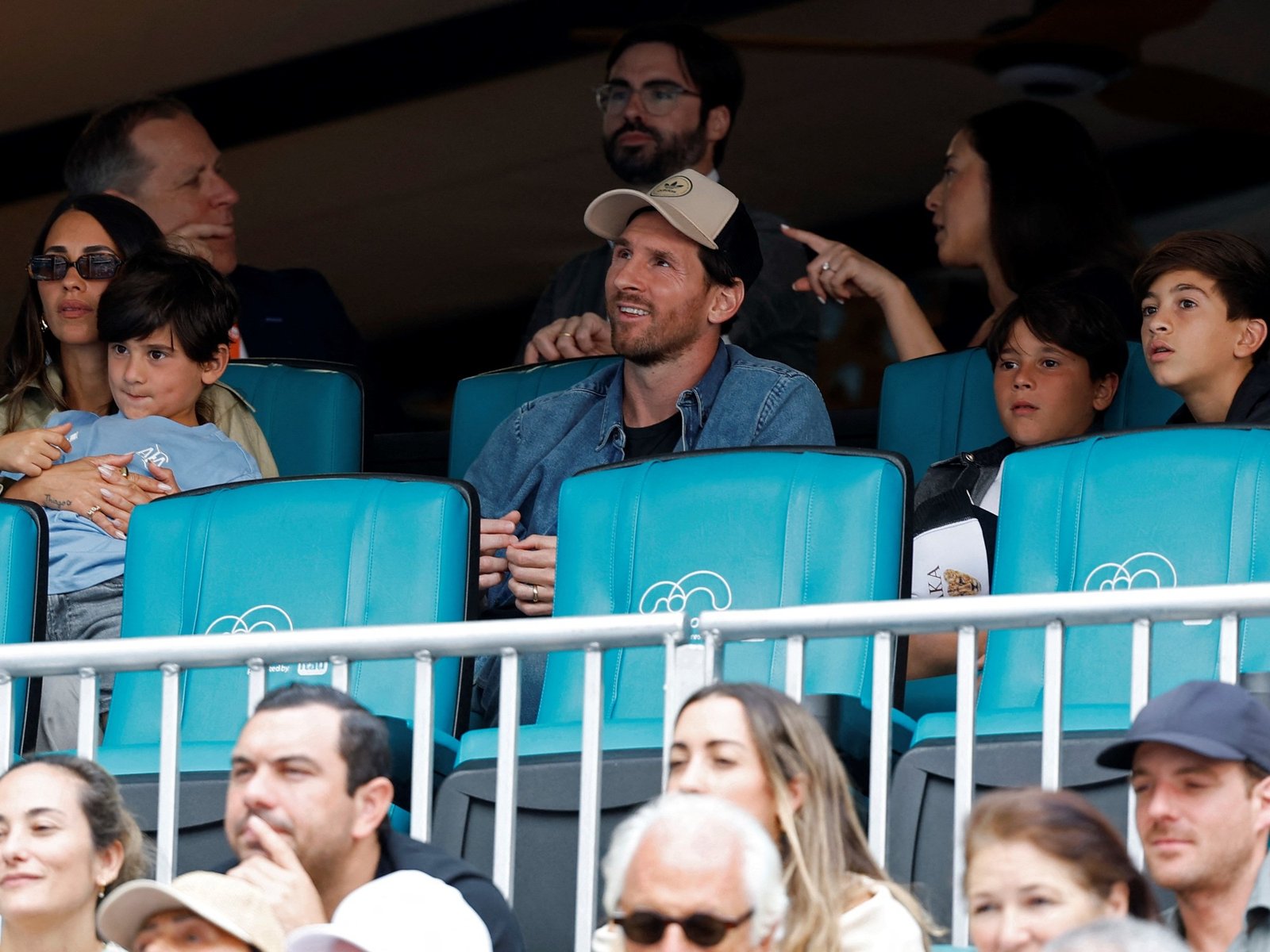 Lionel Messi estuvo en el Miami Open junto a Antonela Roccuzzo para ver la victoria de Novak Djokovic ante Dimitrov