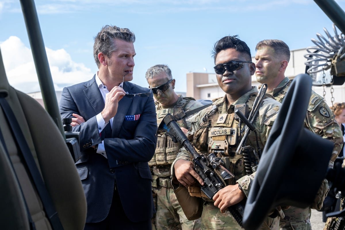 Los demócratas exigen el cese del jefe del Pentágono por el escándalo de la divulgación de planes militares en un chat | Internacional