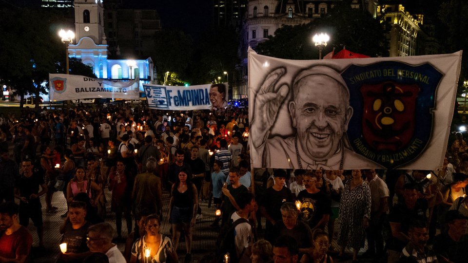 Marcha de antorchas por la salud del Papa Francisco | Organizaciones sociales y gremiales se movilizaron a la Catedral Metropolitana