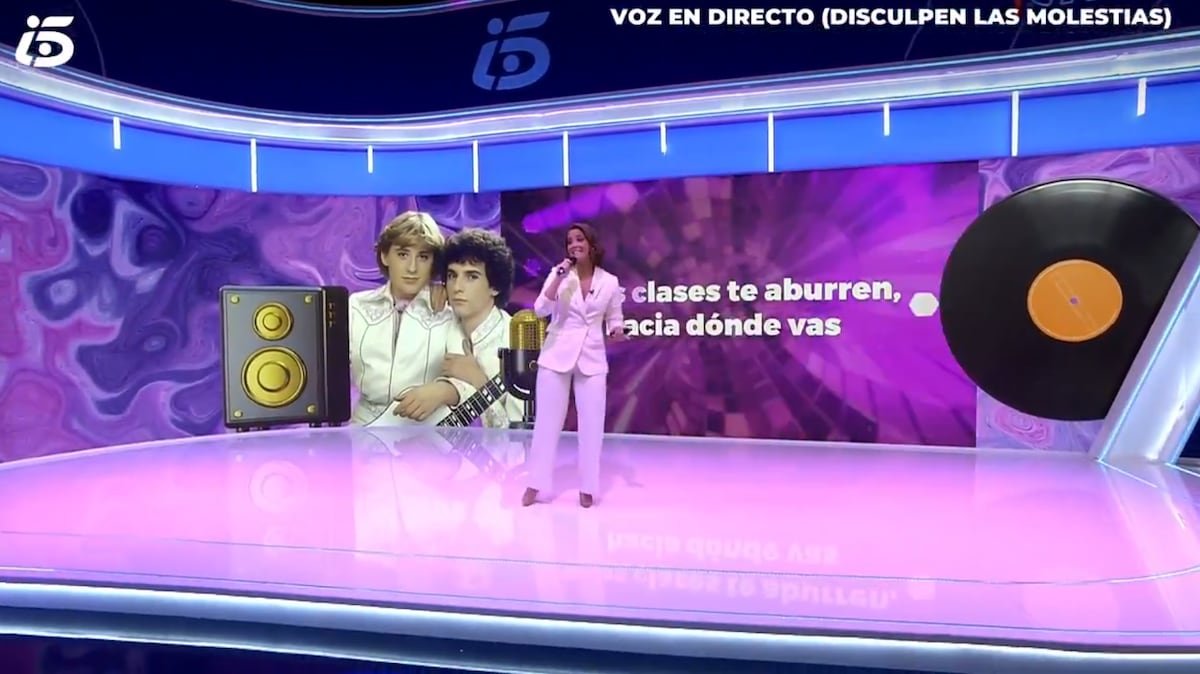 María Casado sorprende al lanzarse a cantar una canción de los Pecos en un karaoke en pleno informativo: “Pierdan la vergüenza” | Televisión