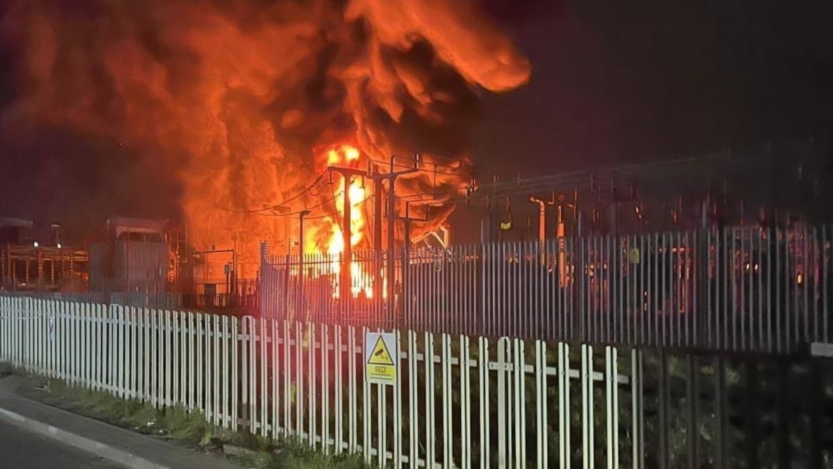 Más de 1.300 vuelos afectados por el cierre del aeropuerto londinense de Heathrow tras el incendio en una estación eléctrica | Internacional