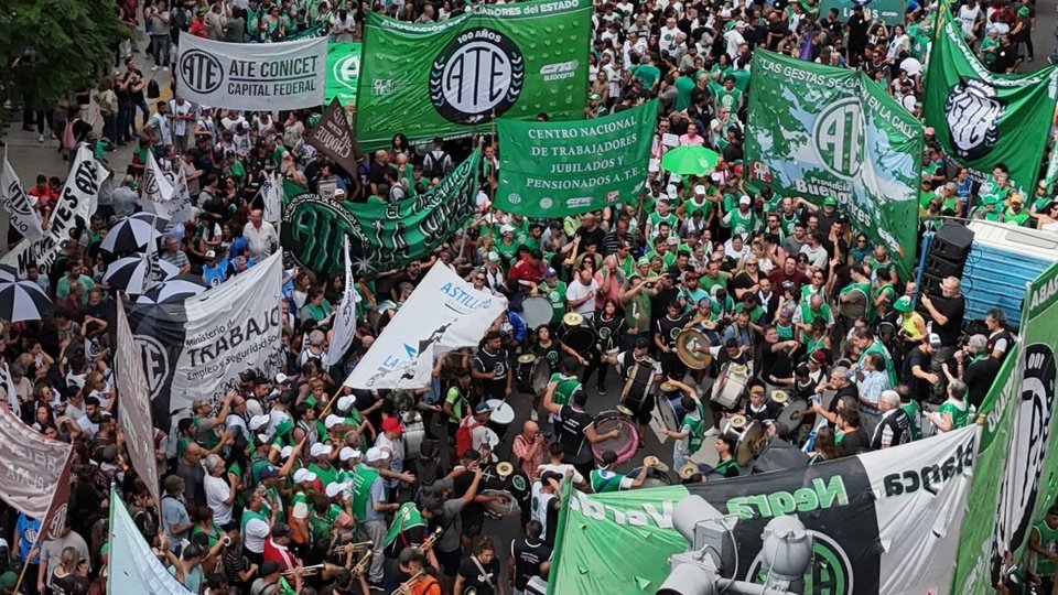 Más motosierra: se vienen cientos de nuevos despidos en el Estado y los gremios preparan la resistencia | Ente lunes vencen los contratos de 50 mil trabajadores públicos
