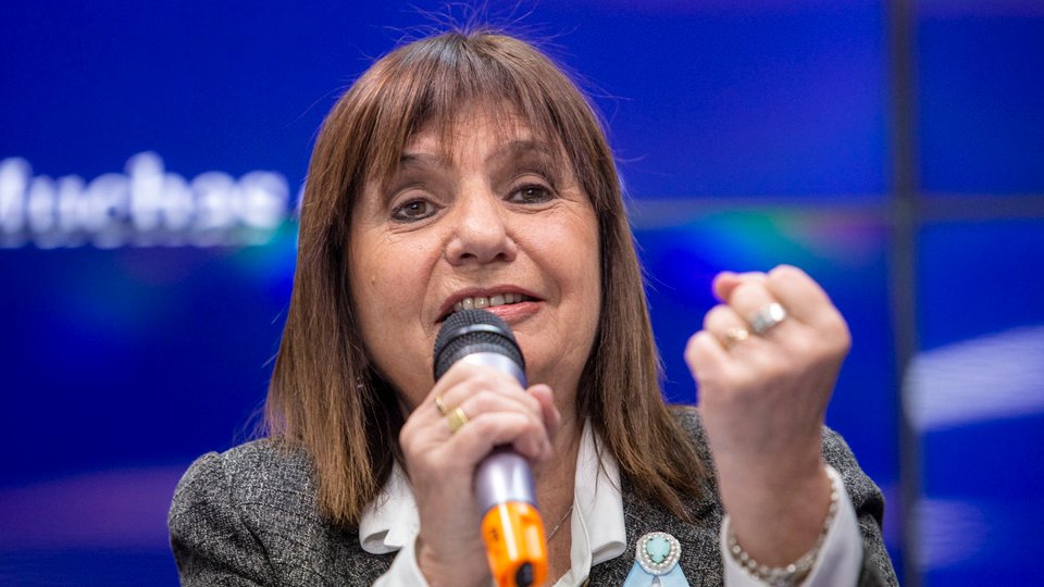 Mientras apalea jubilados, Bullrich deshoja la margarita entre el PRO y LLA