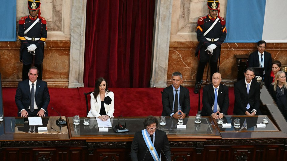 Milei utiliza el DNU como estrategia para ignorar al Congreso en el acuerdo con el FMI | Milei negocia votos con los gobernadores para blindar el acuerdo con el FMI