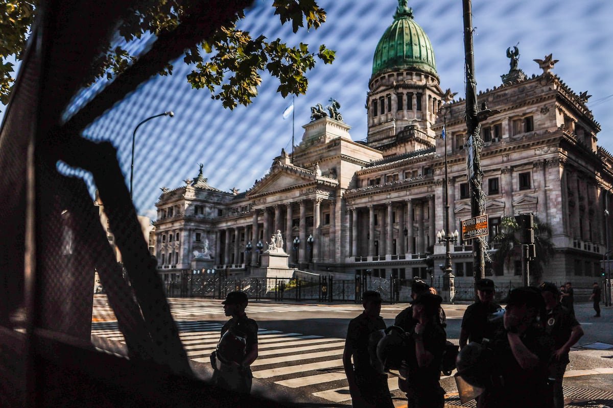 Miles de argentinos marchan frente al Congreso contra el Gobierno de Javier Milei