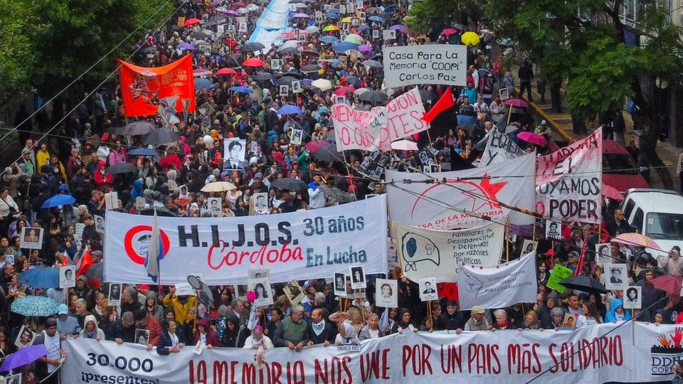 Multitudinaria marcha bajo la lluvia en Córdoba | Decenas de miles de personas se movilizaron a 49 años del golpe de Estado