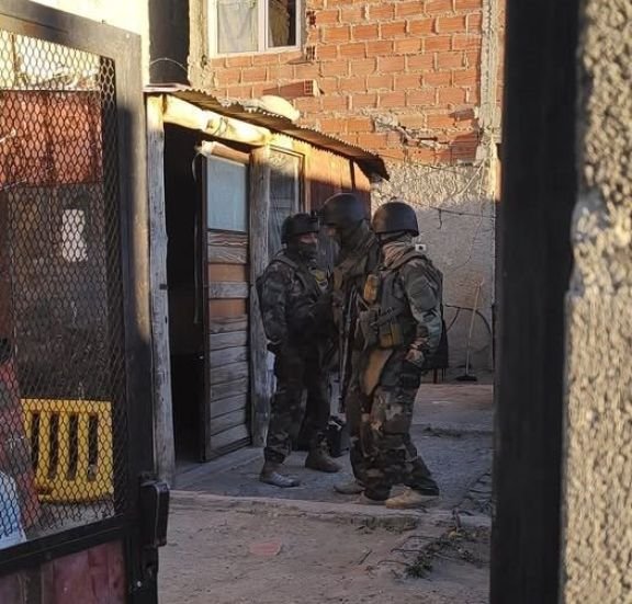 Operativo “Zona Alta” en Comodoro: cinco allanamientos y secuestro de drogas, armas y dinero