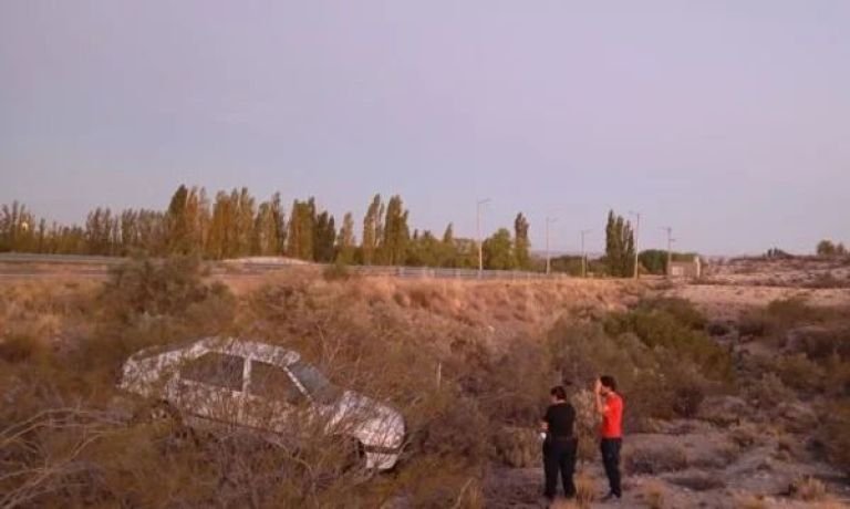Quedó atrapado debajo de su propio auto cuando intentaba empujarlo