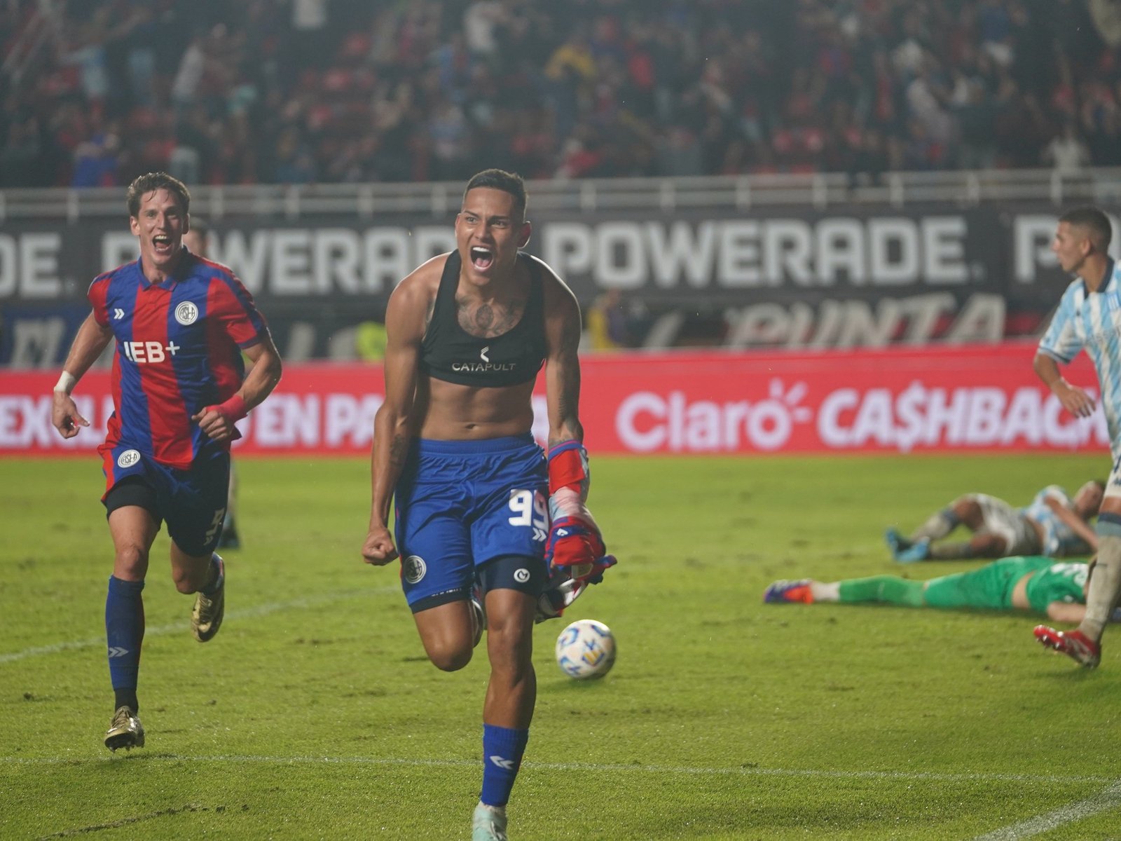 San Lorenzo le amargó el festejo de la Recopa a Racing sobre el final del partido