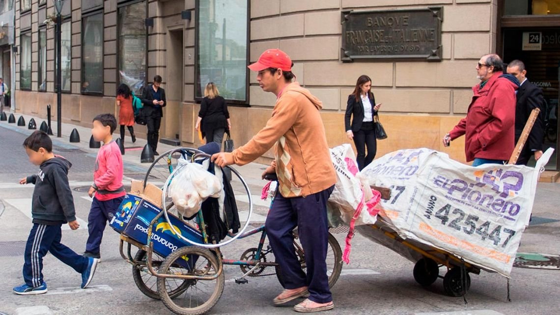 Según la UCA, en 2024 la pobreza multidimensional creció del 39,8% al 41,6%