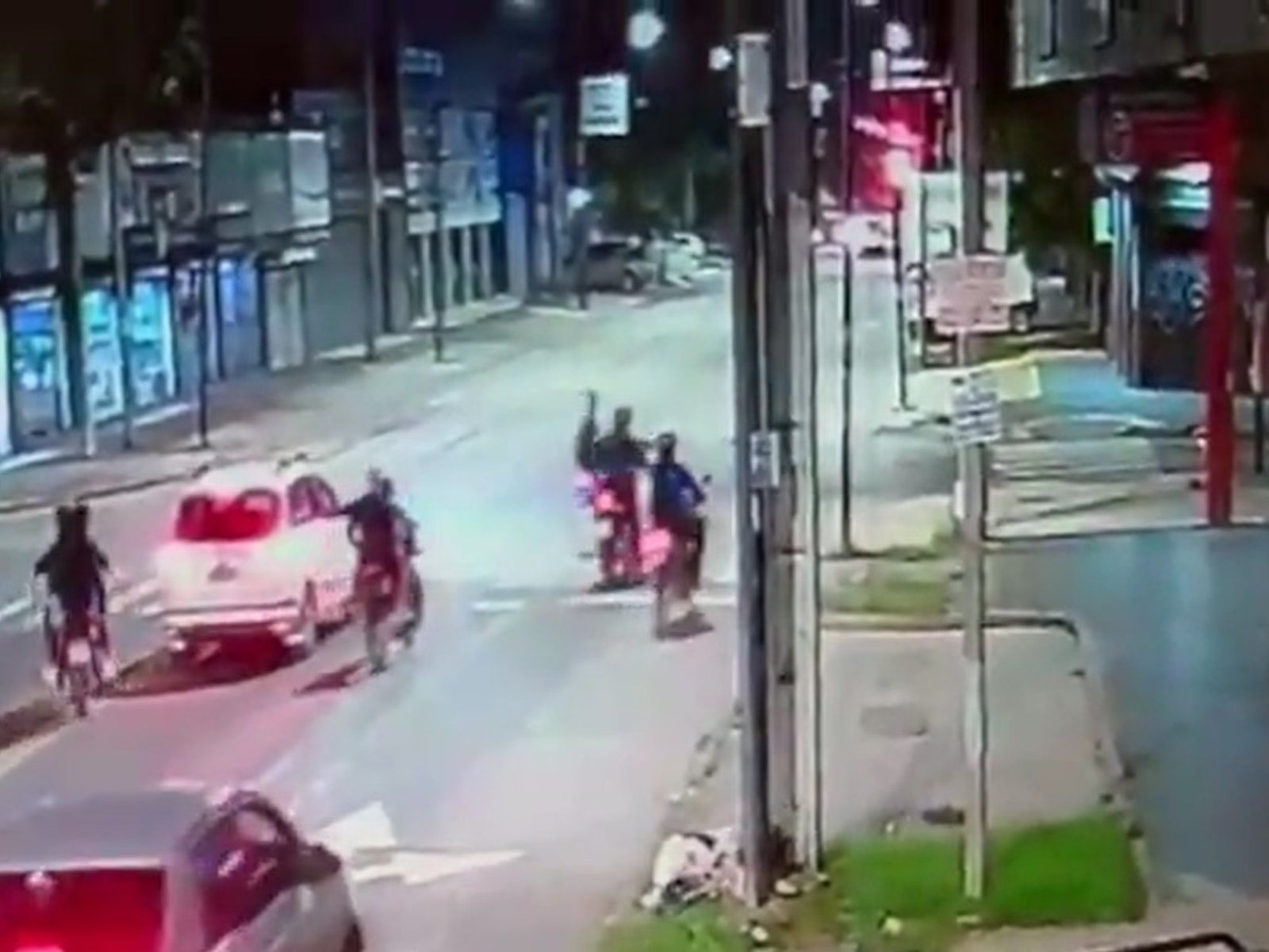 Siete motochorros balearon a un policía para robarle la moto en Morón, cayó herido al asfalto y nadie lo asistió