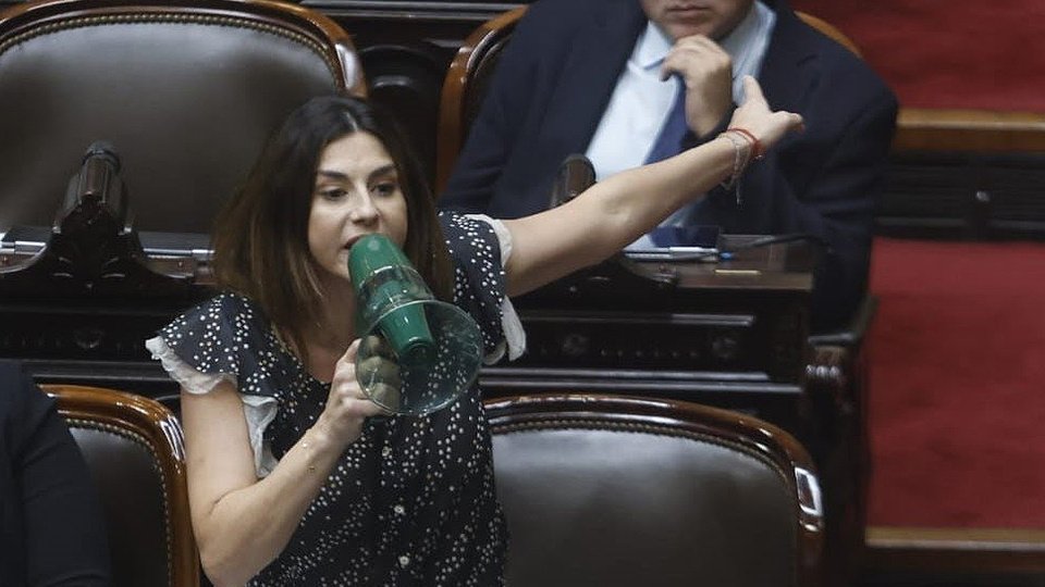 Sin megáfono, Marcela Pagano volvió a criticar a Martín Menem tras el escándalo en Diputados | “Se quiere llevar puesta todas las instituciones”, acusó la legisladora