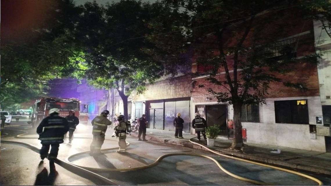 Susto en el barrio de Constitución por incendio en un hotel: cuatro personas fueron asistidas