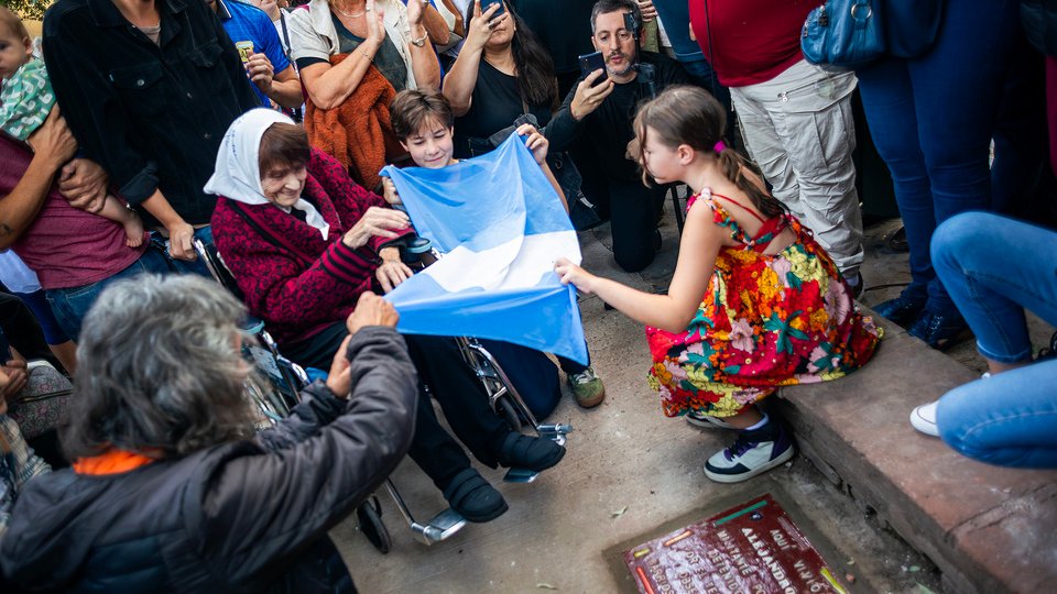 Taty y el valor de la memoria | Se colocó una baldosa en homenaje a Alejandro Almeida