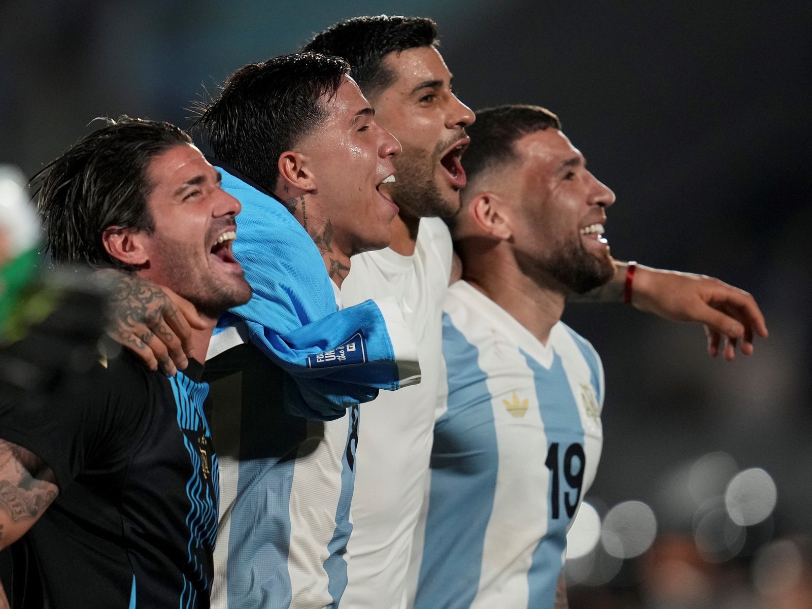 Thiago Almada aportó su magia y Julián Álvarez jugó en modo Messi