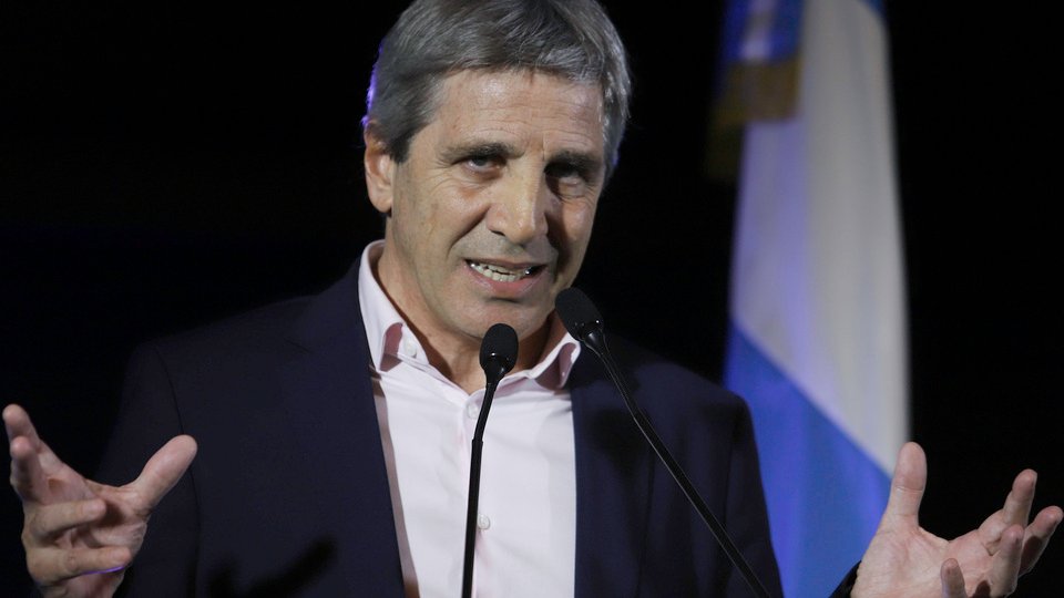 “Toto” Caputo al borde del precipicio: “No hay suficientes pesos para correr al dólar” | El ministro intentó calmar a los mercados