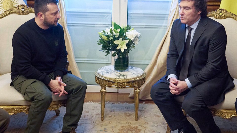 Tras haberle dado la espada, Javier Milei habló por teléfono con Zelenski