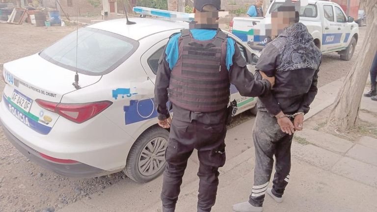 Trelew: Vecinos atrapan robando y casi linchan a preso que había escapado de prisión domiciliaria rompiendo la tobillera