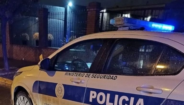 Trelew: discutió con un guardia de seguridad y rompió la puerta de un supermercado