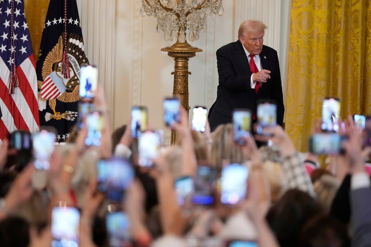 Trump recrudece la guerra comercial con aranceles del 25% a los coches no fabricados en Estados Unidos | Internacional