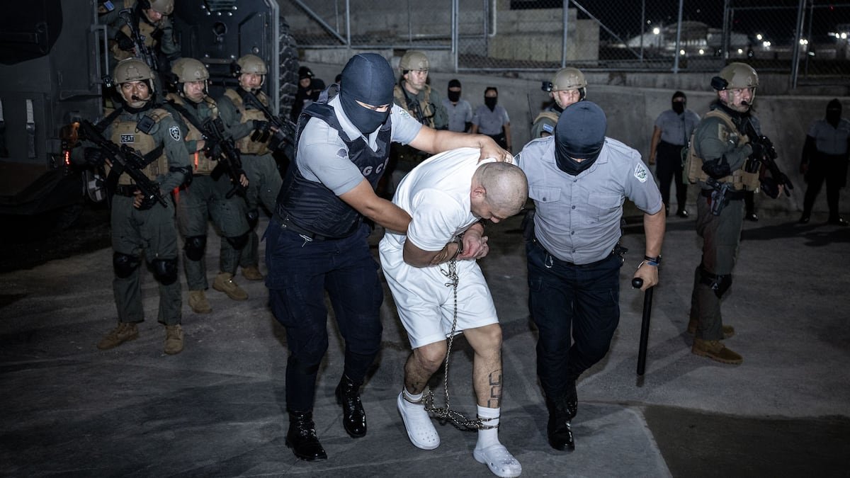 Trump y la política del terror: por qué importa el envío de migrantes a la megacárcel de Bukele | Inmigración en Estados Unidos