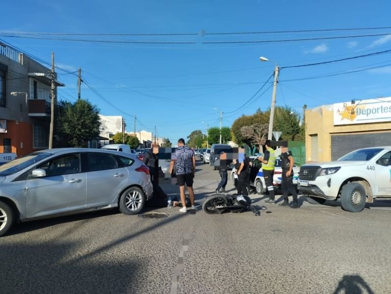 Un auto y una moto chocaron en Alvear y Necochea: un herido
