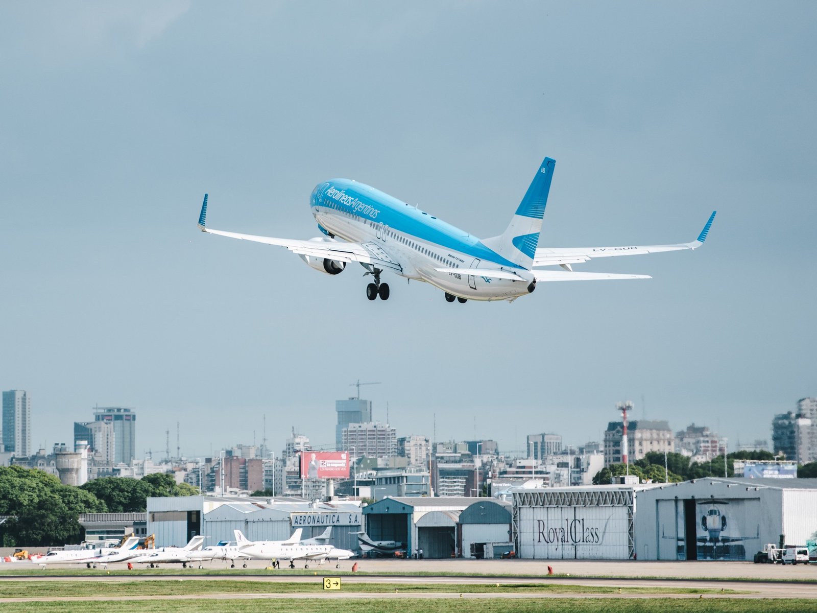 Un avión de Aerolíneas Argentinas debió aterrizar de emergencia en Ezeiza por un desperfecto en pleno vuelo