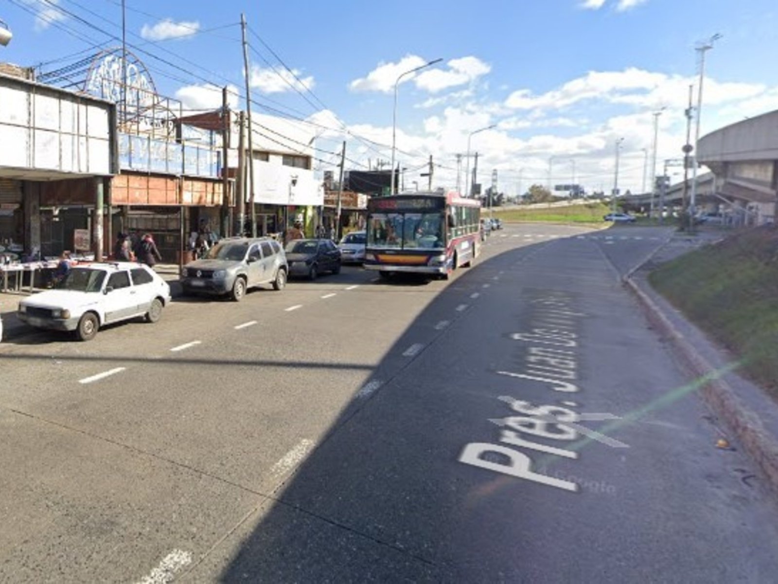 Un gendarme esperaba el colectivo para volver a su casa, lo asaltaron y mató a uno de los ladrones