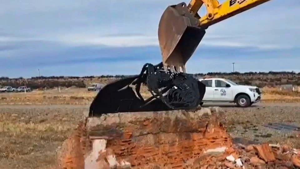 Un nuevo intento de demoler la memoria | Vialidad Nacional destruyó un monumento a Osvaldo Bayer 