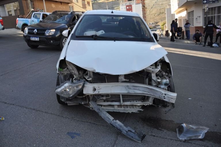 Un sujeto fue detenido tras robar un auto, escapar y tomar de rehén a un niño que llegaba del colegio con la madre