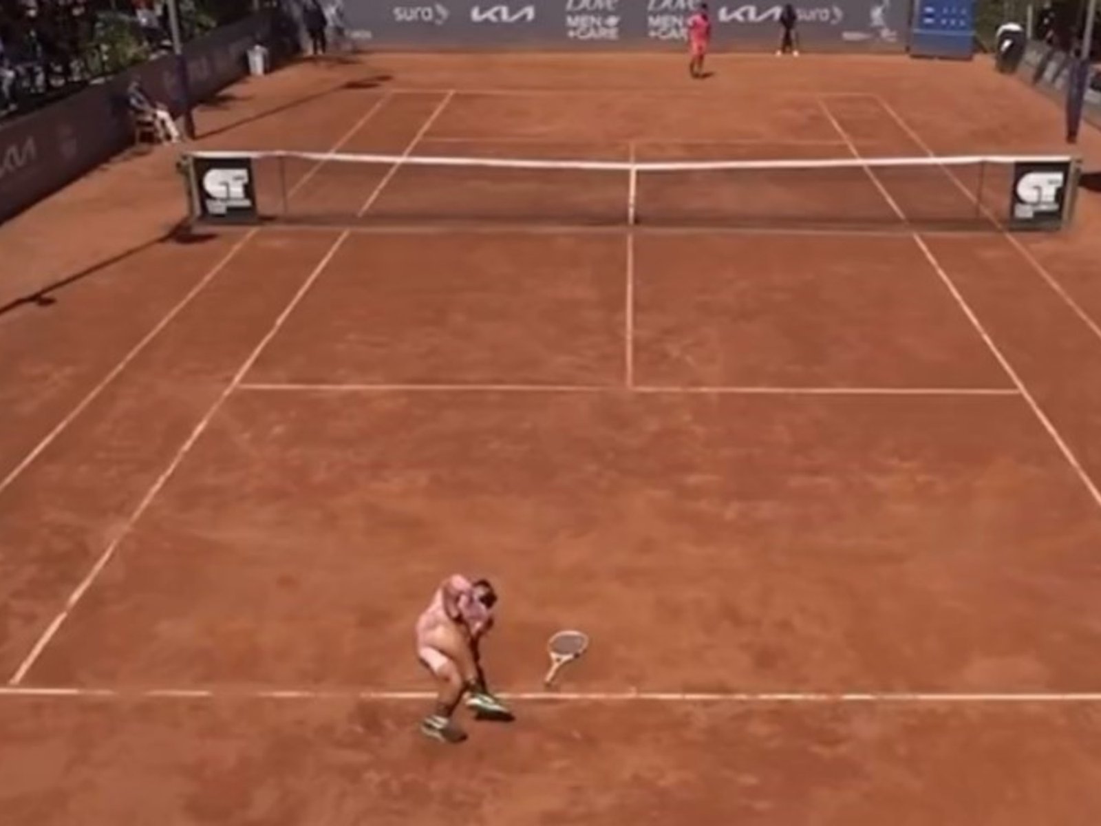 Un tenista argentino asustó a todos en un torneo en Chile al caer varias veces al piso en medio de un partido